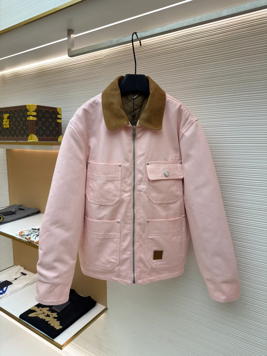 LOUIS VUITTON spliced lapel jacket ●Authentic product: purchased and developed by 27991 ●Item number: 1680418-C40 ●Fabric: denim fabric ●Technology: made on positioning cutting machine ●Version: fitted version ●Weight: about 1110 grams ●Size: 44-46-48-50-52 ●Description: Made of customized cotton fabric! The texture is great, soft and strong to the touch, not only comfortable to wear, but also very durable! The pink is dyed evenly, with no color blocks or fading, and the color fastness is strictly controlled! The hem pockets are decorated with leather labels, the writing is clear and neat, the thickness and spacing of the fonts are consistent with yb, the details are perfectly controlled! The spliced lapel design, the overall routing is straight and delicate, the fabric is comfortable and soft, the color is consistent and there is no color difference It can be matched with the same style to create a fashionable look, and can be used in various occasions. Customized accessories, complete with three standards, same style for men and women!